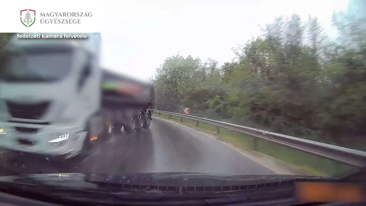 Megcsúszott, majd frontálisan ütközött egy kamion Berhidánál - videó