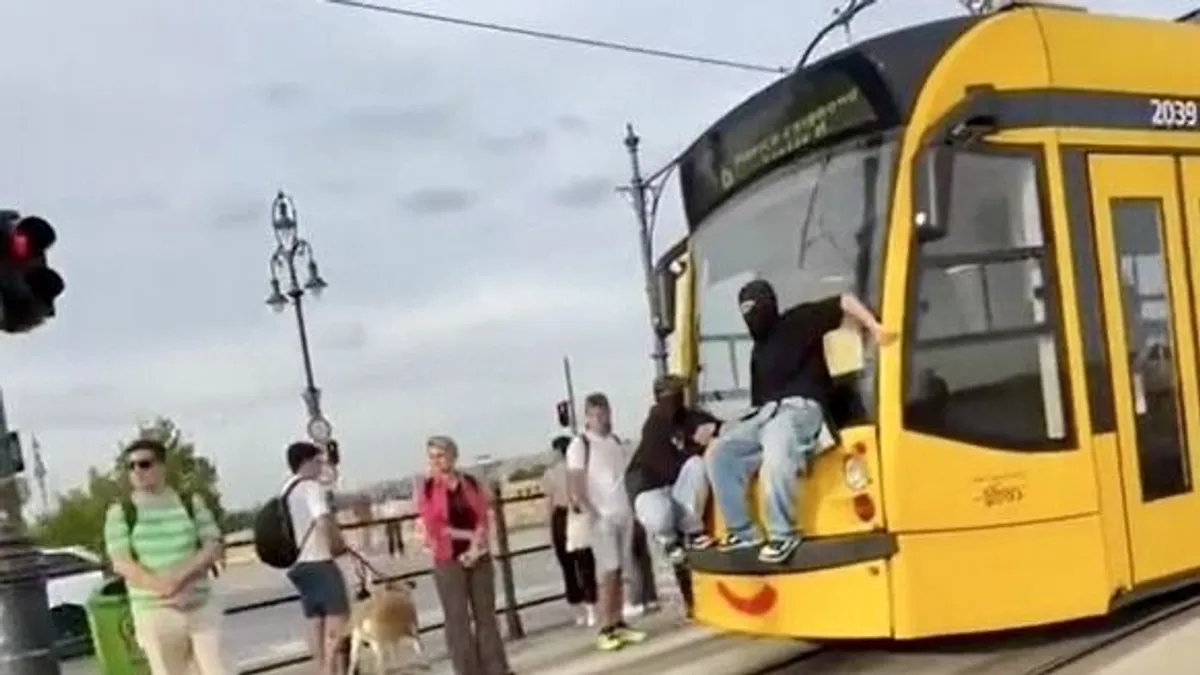A 4-es 6-os villamos ütközőjén utazott két fiatal - videó