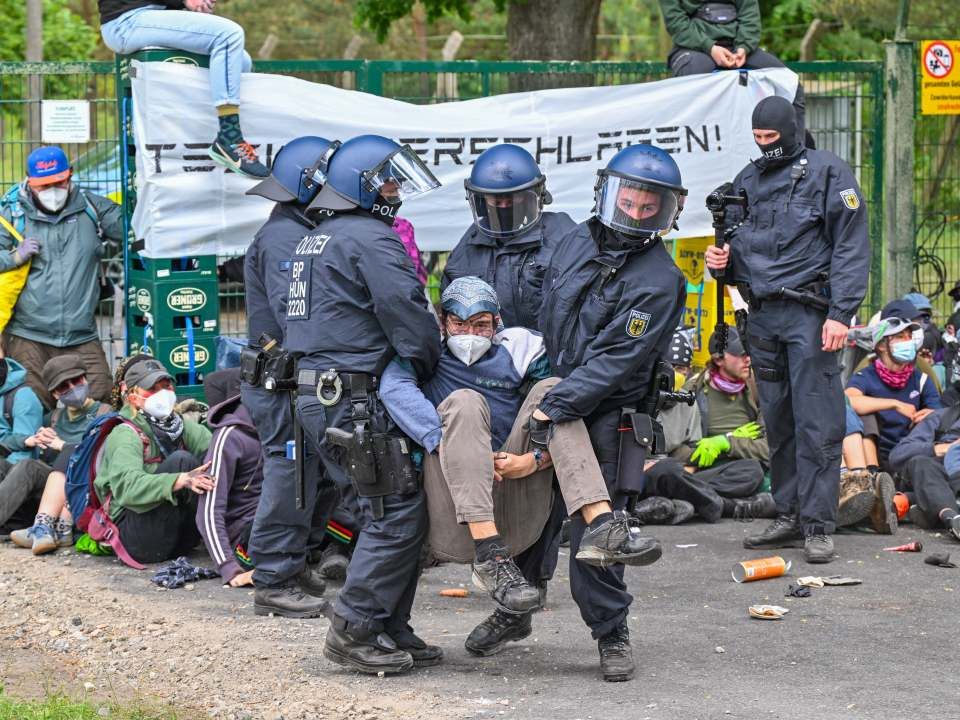 németország, tesla, gyár, tüntetés, rendőrök, tüntetők, 2024. 05. 10.