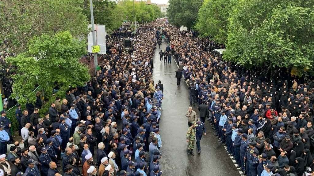 Iráni állampolgárok részt vesznek a néhai iráni elnök, Ebrahim Raiszi valamint vezető tisztségviselők helikopter-balesetben bekövetkezett halálát követő ünnepségen az iráni Tabrizban 2024. május 21-én.