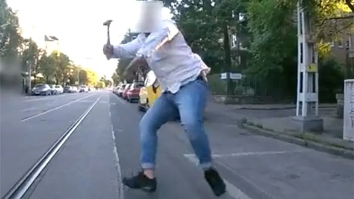 Gátlástalan előzés Tatabányán, tolatás az M1-es leállósávjában, kalapáccsal hadonászó taxis - videók