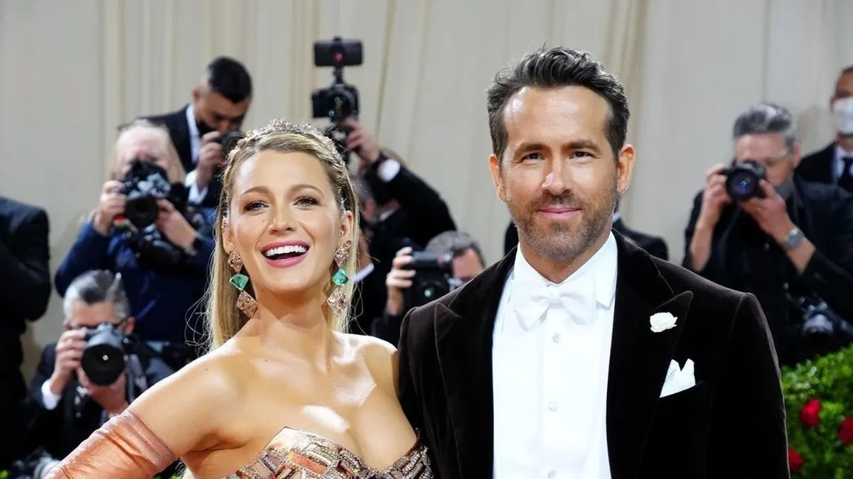 Semmit nem vett a nyitott blézer alá Ryan Reynolds felesége, így mutogatta meztelen melleit - képek
