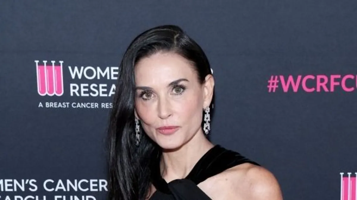 A melleit mutogatja a 61 éves Demi Moore - videó