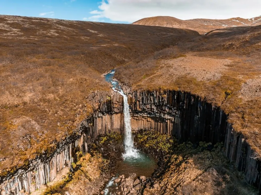 Svartifoss: egy izlandi nemzeti park legnépszerűbb látnivalója a Fekete vízesés, Svartifossvízesés, Izland