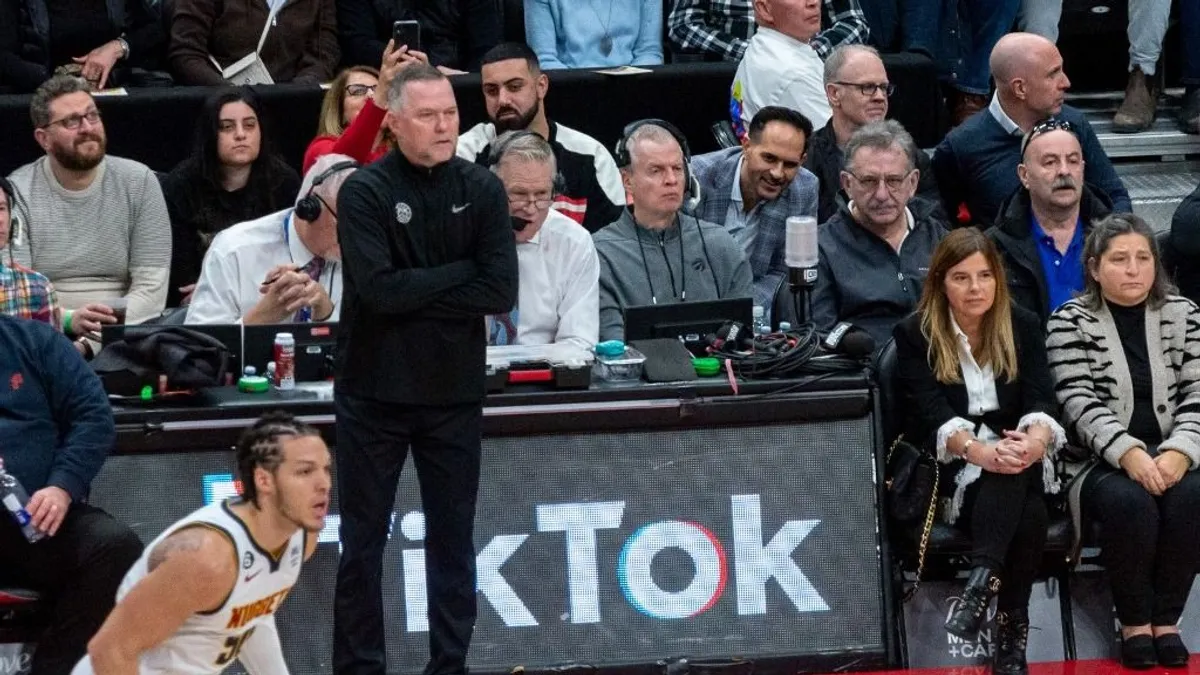 A pályán balhézott a bírókkal meccs közben a megalázott NBA-bajnok edzője - videó