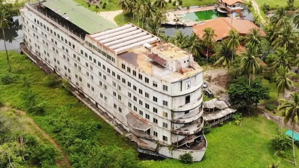 Romhalmaz lett a luxushotelnek szánt emeletes hajóból - képek