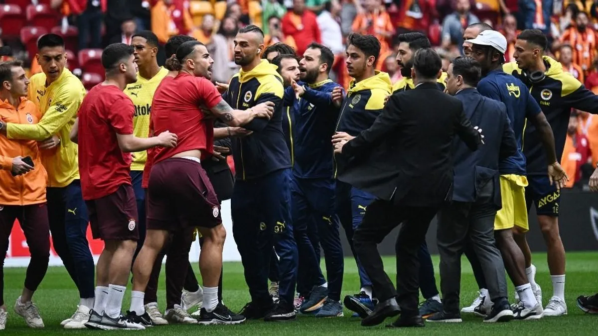 Összeverekedtek a két csapat focistái a derbi előtt - videó