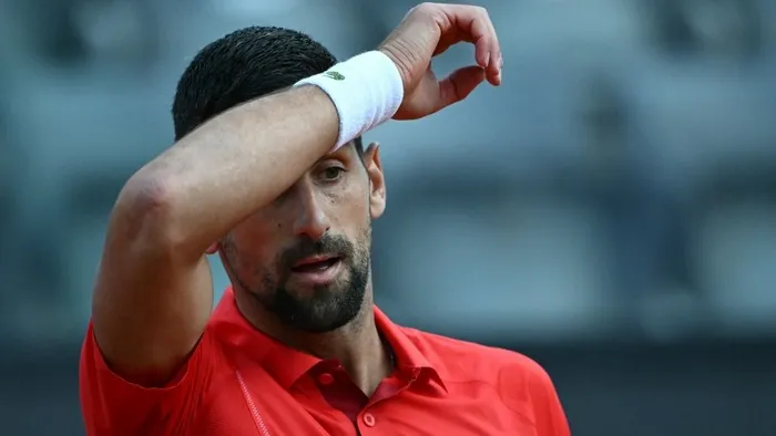 Megdöbbentő pillanatok: fejen találták, összeesett a pályán Novak Djokovics