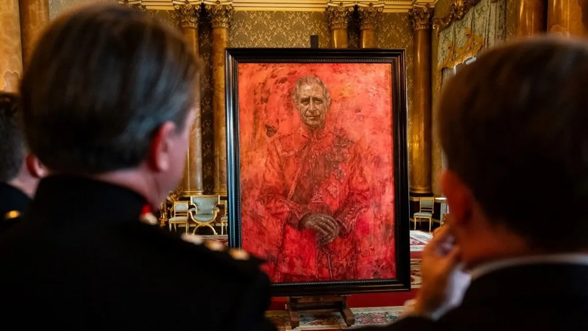 Felavatták III. Károly brit uralkodó első hivatalos portréját a koronázás óta