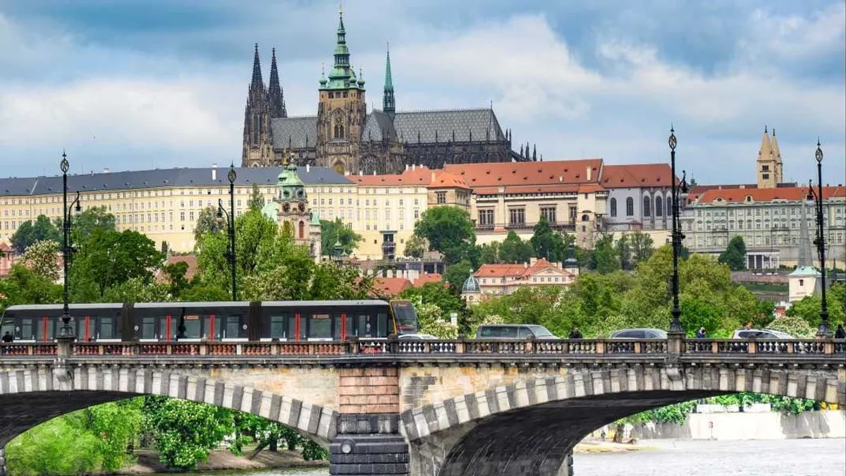 Megunták az alpári legénybúcsúkat, ezért betilthatják a jelmezeket ebben a városban