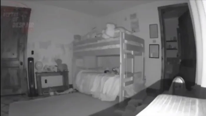 Félelmetes szellem húzta be az ágy alá a tehetetlen kislányt - videó