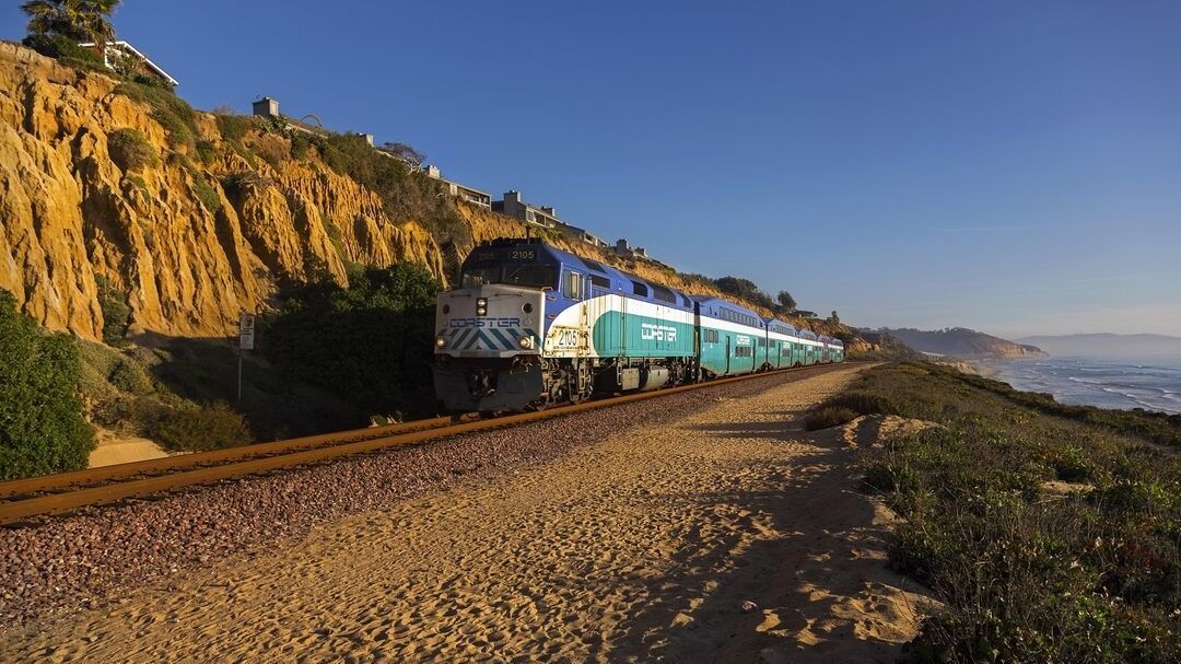 Az Amtrak egyik szerelvénye a kaliforniai tengerparton