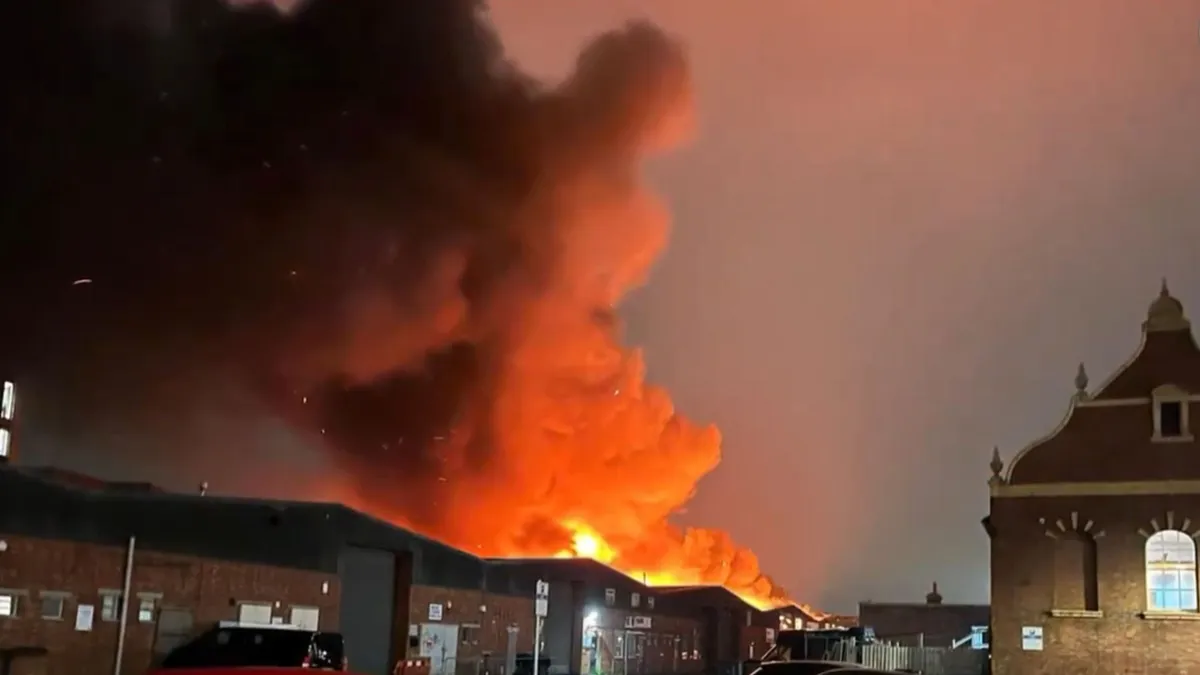 Hatalmas tűz tombol egy angliai nagyvárosban - videó