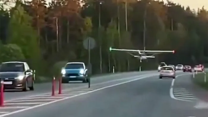 Békésen haladt a forgalom, aztán a semmiből leszállt az autók közé egy repülő - videó