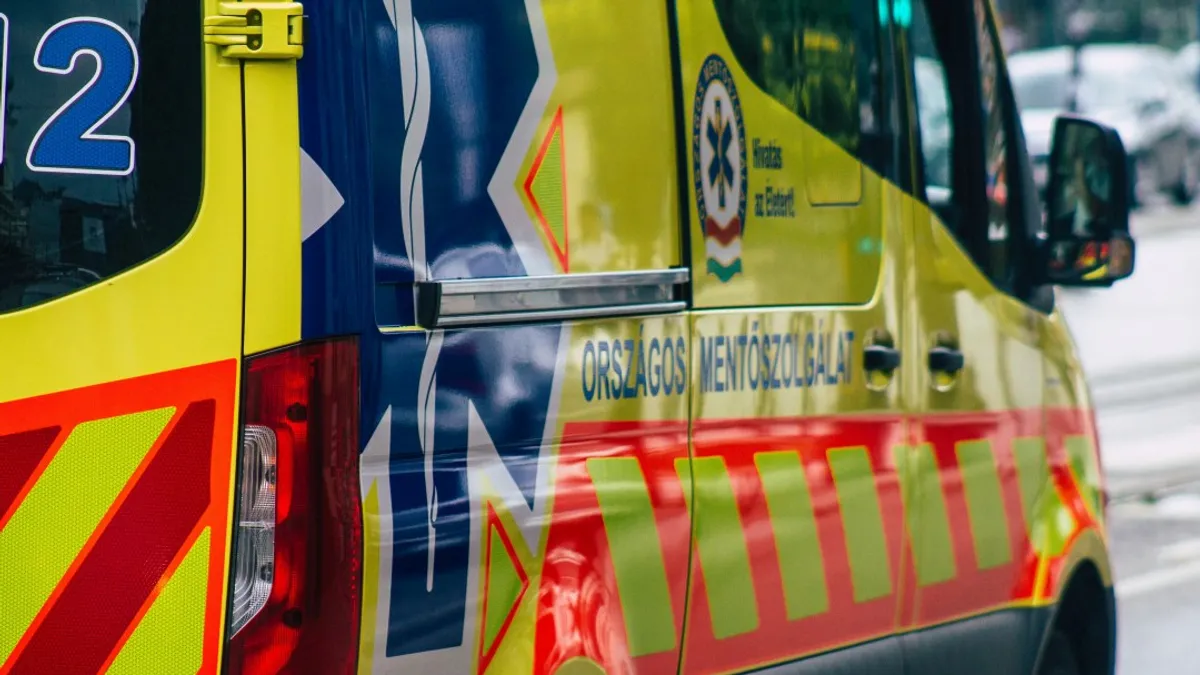 Betonoszlopnak csapódott egy autó az 52-es főúton, egy ember meghalt