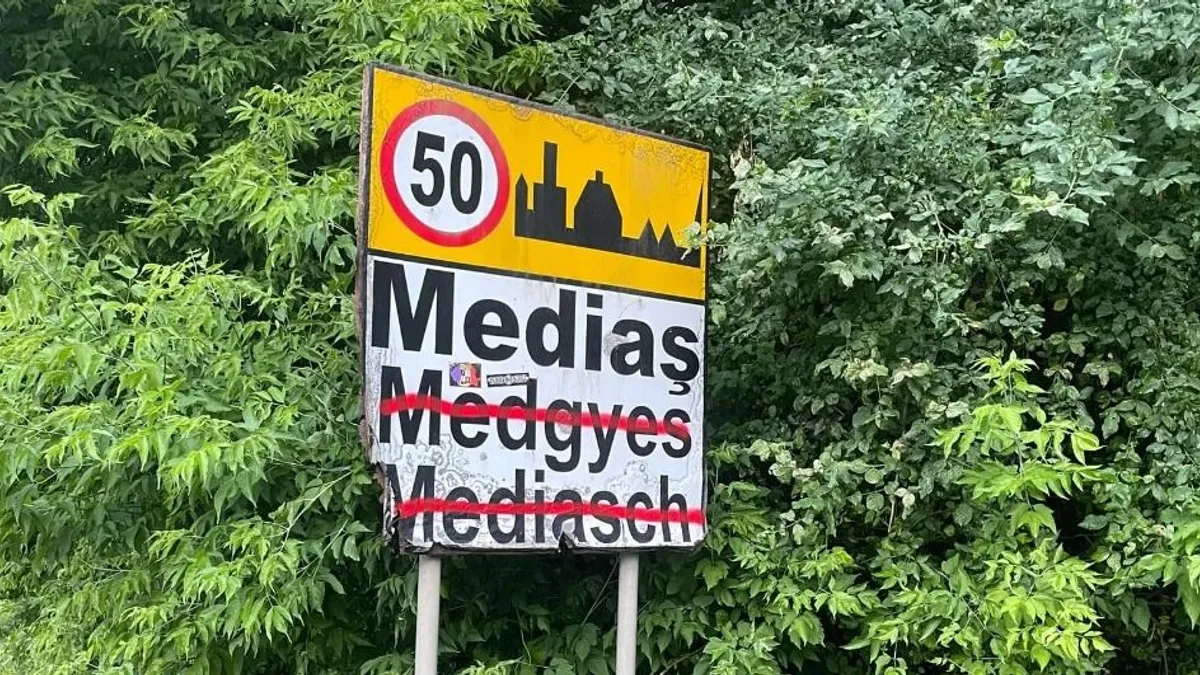 Felháborító, lefújták a magyar településtáblát több erdélyi településen - fotó