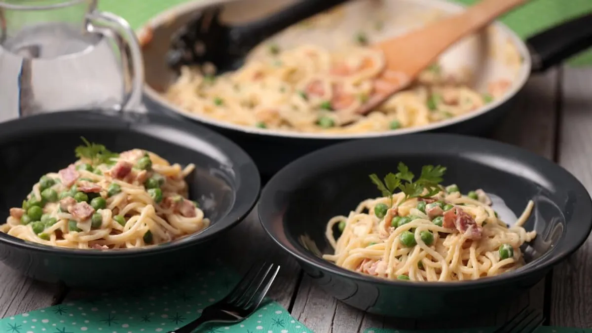 Kezdje egy szezonálisan újragondolt klasszikussal a hetet: így készül a zöldborsós carbonara!