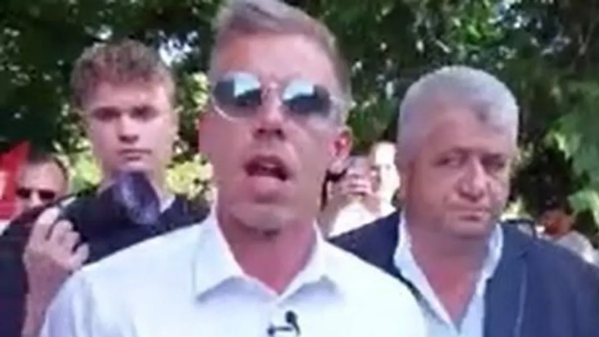 Lehullt Magyar Péter álarca, mellyel valódi személyiségét próbálta eltakarni