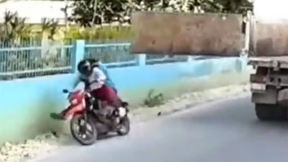 Valamit elfelejtett a teherautós, a peches motorosokat szó szerint felkente a falra - videó