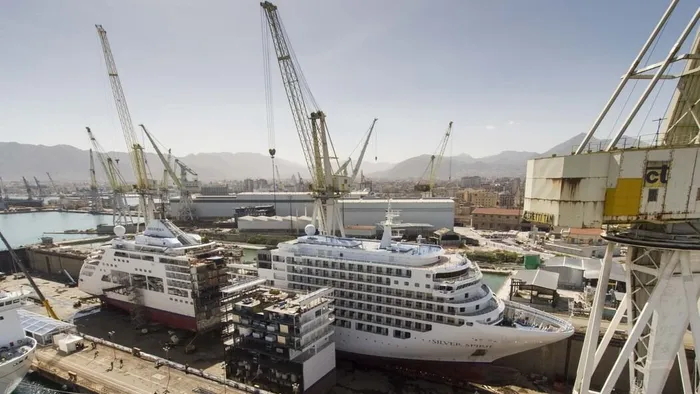 Mint a vajat, úgy vágták ketté a világ egyik legnagyobb hajóját - videó
