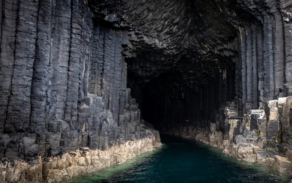 Földöntúli látvány a 20 méteres bazaltoszlopokból álló barlang Skócia egyik lakatlan szigetén, Fingal, Fingal-barlang, Fingalbarlang