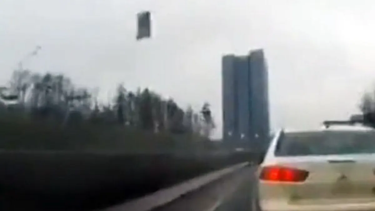 Araszolt a dugóban, aztán az út túloldaláról jött valami, amitől sokáig remegni fog  - videó
