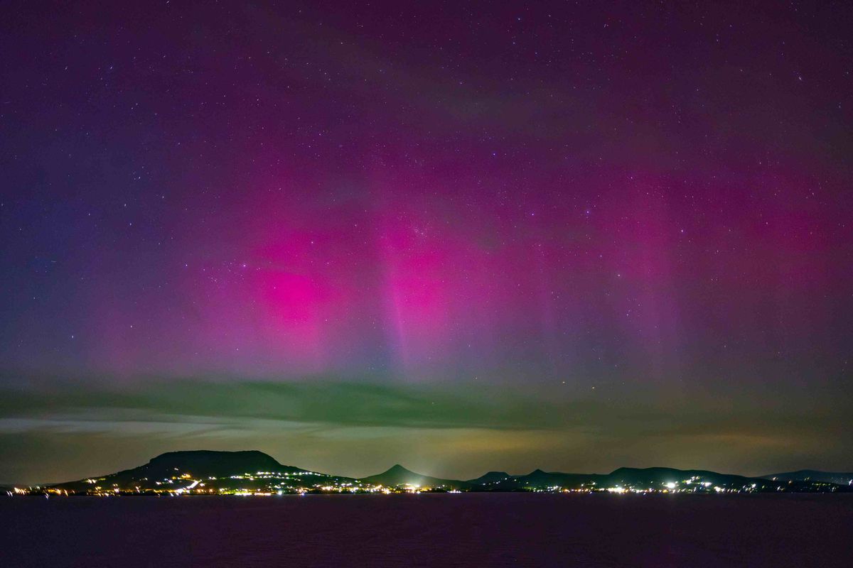 Sarki fény (aurora borealis) látható az északi égbolton a Balaton felett