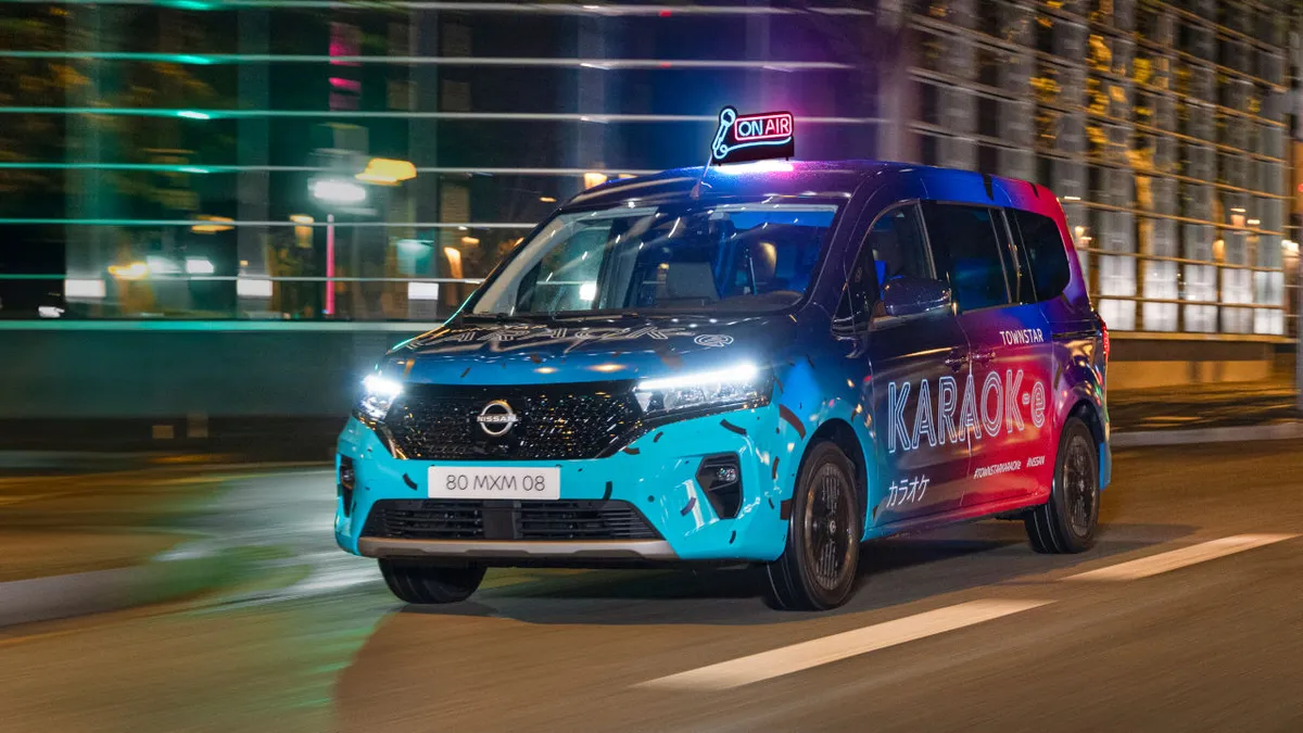 Karaoke taxiként is beválik a Nissan új családi autója