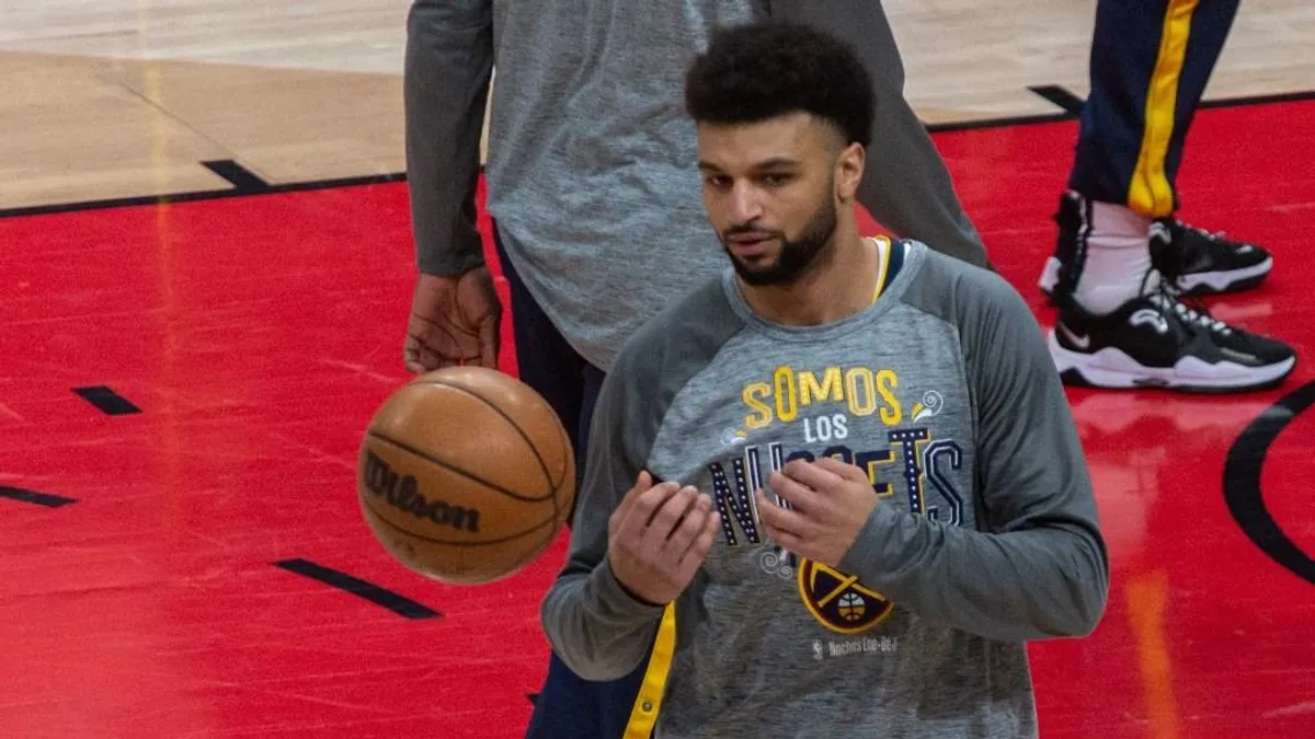 Botrány az NBA-ben: a sztárkosaras játék közben dobálta a bírókat