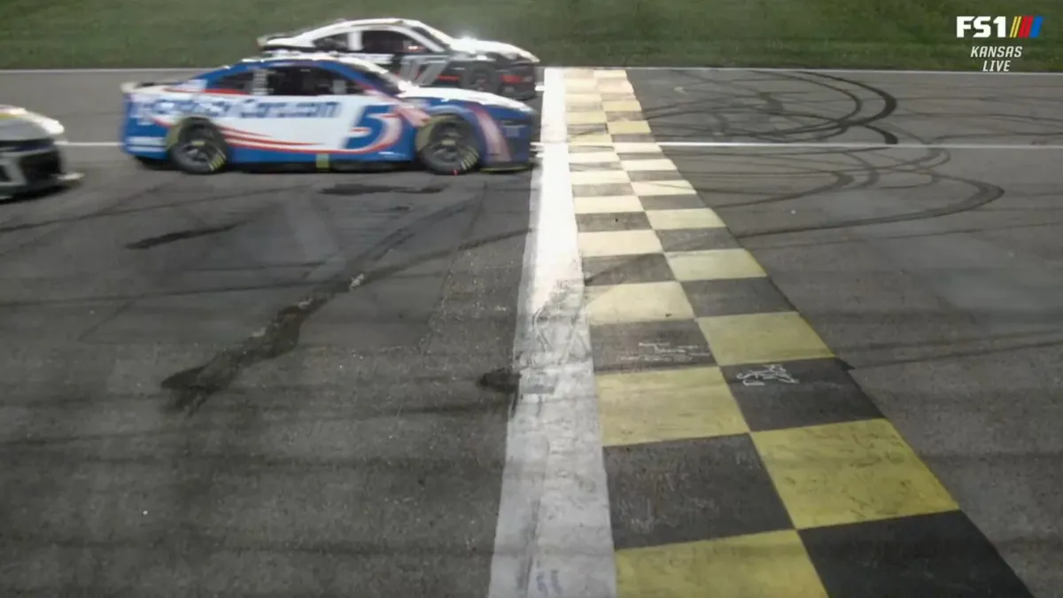 Percekig nem tudták megállapítani, ki nyerte minden idők legszorosabb NASCAR befutóját - videó