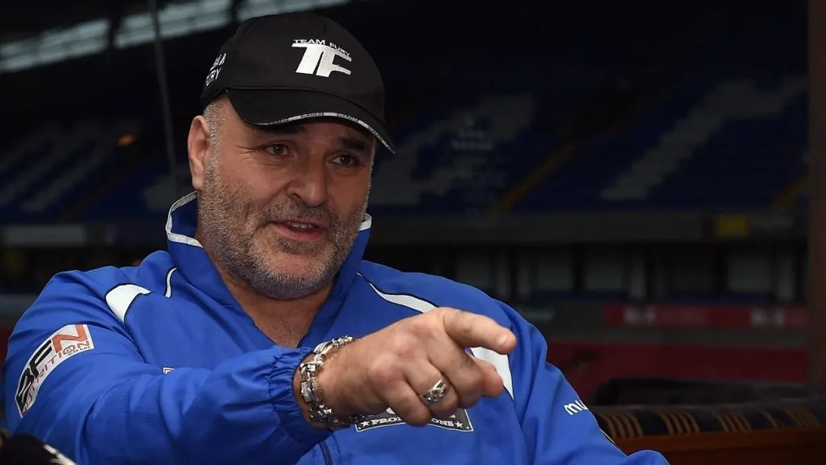 Vérző fejjel őrjöngött Tyson Fury börtönviselt apja az évszázad bokszmeccse előtt - videó