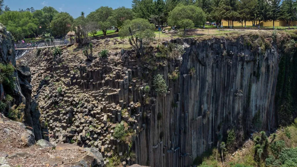 Több mint 30 méteres bazaltoszlopokról lezúduló vízesés Mexikó 13 természeti csodájának, Santa María Regla, SantaMaríaRegla