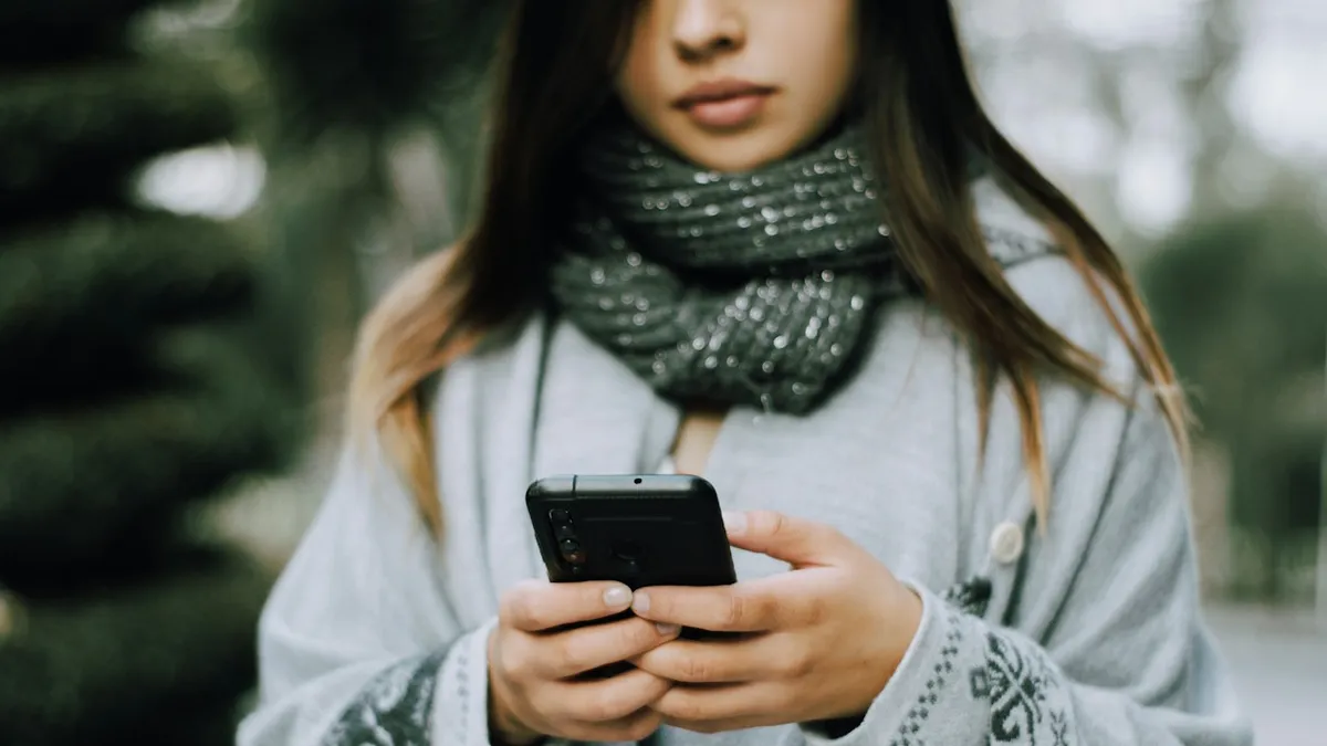 Titkosított üzeneteket kapnak a mobilozók