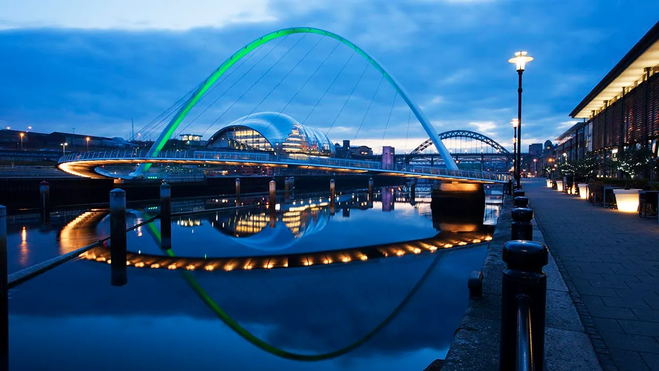 Gateshead Millennium híd, gyalogos és kerékpáros híd, kacsintó híd, Tyne folyó, Newcastle, Anglia 