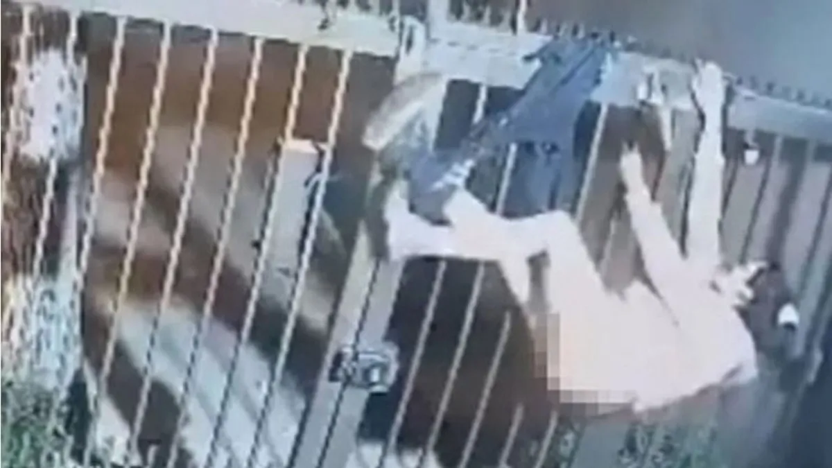 Megmutatta a fenekét egy betörő, amikor átesett egy kerítésen