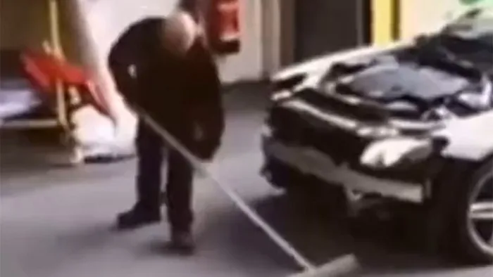 Csak söprögetni akart a kocsi előtt, két olyan csapást kapott, amit örökre megemleget - videó
