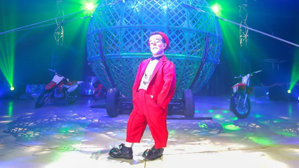Egy Las Vegas-i cirkusz extrém mutatványaiban szerepel a világ legalacsonyabb kaszkadőre, Jorge Cabrera Matachana, JorgeCabreraMatachana