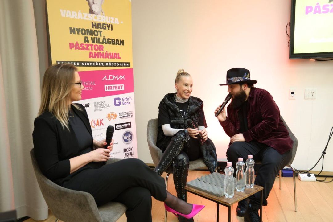 Megyeri Gabriella, Pásztor Anna és Szebényi Dániel a záróeseményen. Forrás: Varázsceruza – Hagyj nyomot a világban Pásztor Annával program