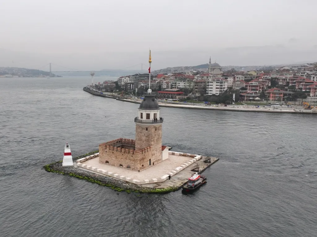 Nemcsak különleges története, de egy kedvelt török legenda miatt is sokan látogatják ezt az apró tornyot, Szűz tornya, SzűztornyaIsztambul