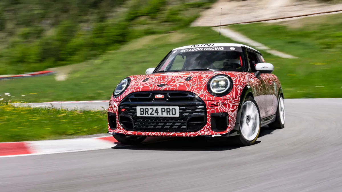 A világpremier előtt rajthoz áll a Nürburgingi 24 óráson az új Mini Cooper John Cooper Works