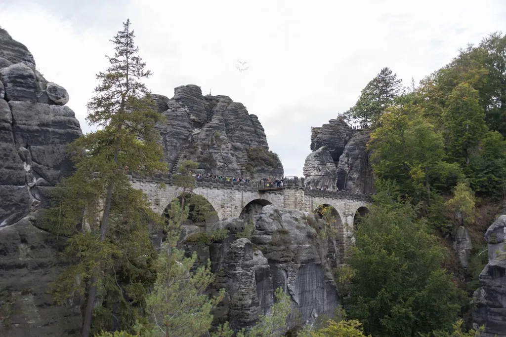 Több mint 190 méter magas sziklaképződmények között épült kőhídon sétálhatnak a látogatók Németországban, Bastei, Bastei-kőhíd, Basteikőhíd