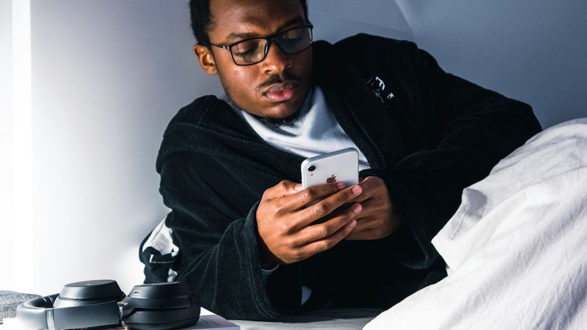 alvás iphone ébresztőóra mobilozás böngészés internetezés ágy