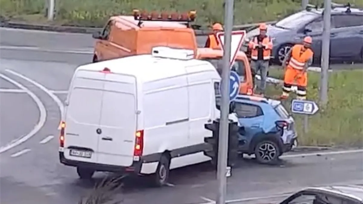 Kidöntötték a lámpát, majd a közutasok orra előtt újabb baleset történt a turbókörforgalomban - videó