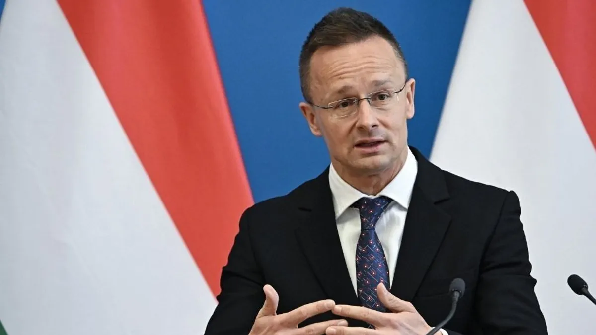 Szijjártó Péter: Ne legyünk naivak, ha egy kormány szuverén, akkor azt minden irányból támadják - videó