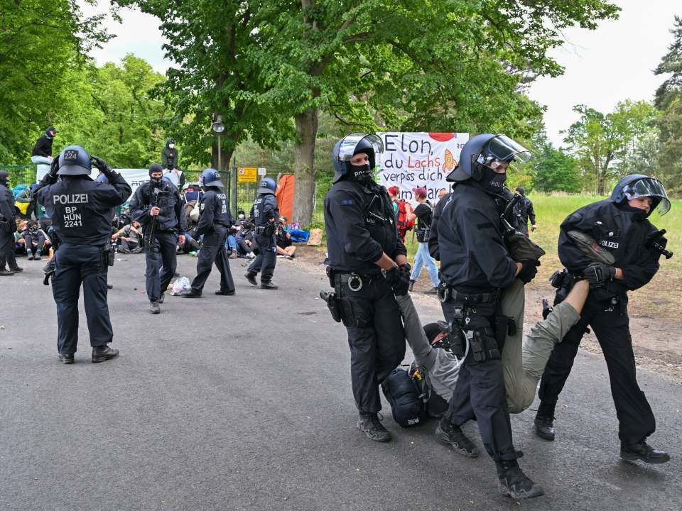 németország, tesla, gyár, tüntetés, rendőrök, tüntetők, 2024. 05. 10.