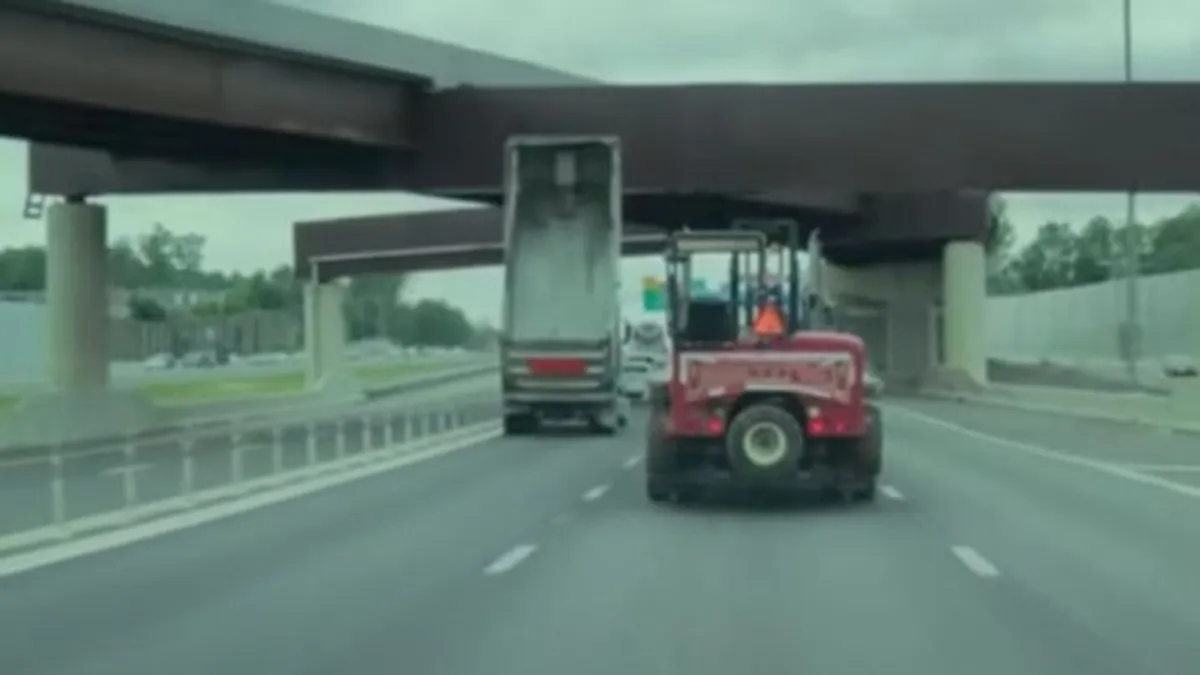 A belső sávban döngetett a dömperes, óriási csattanás jelezte, hogy valamit elfelejtett - videó