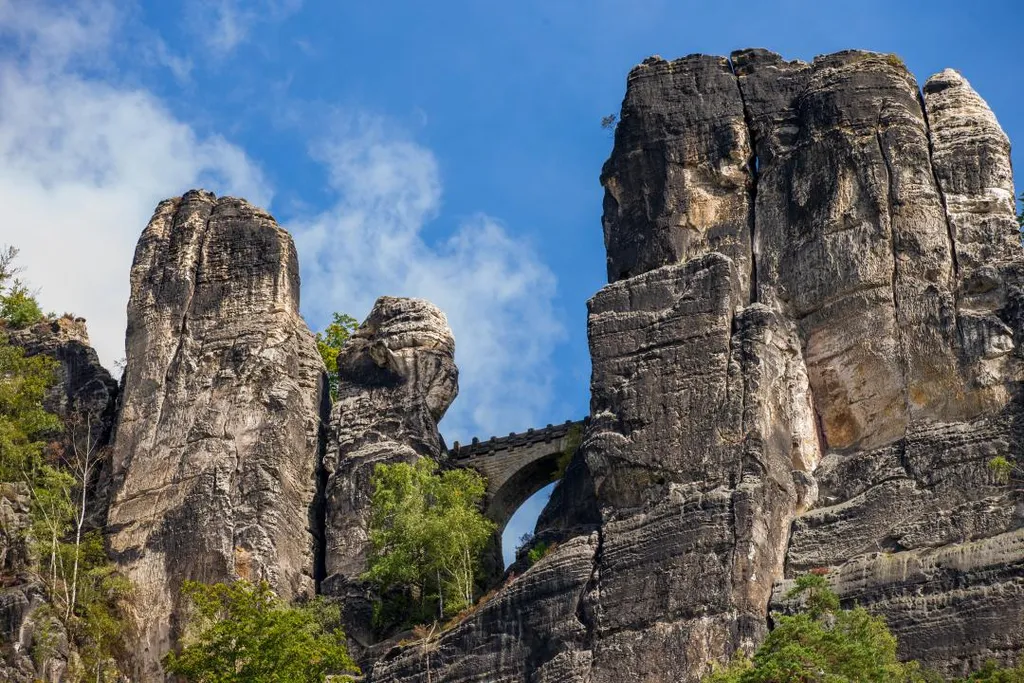 Több mint 190 méter magas sziklaképződmények között épült kőhídon sétálhatnak a látogatók Németországban, Bastei, Bastei-kőhíd, Basteikőhíd