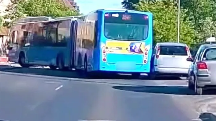 Szűk kanyart akart bevenni egy csuklós busz Soroksáron, végigszántotta egy parkoló autó oldalát - videó