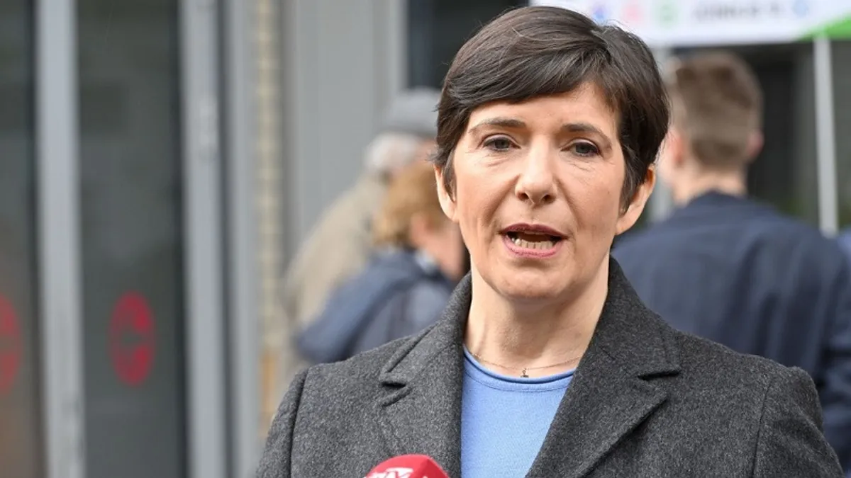 Gyurcsányné több mint húszéves szabálytalan szerződések megkötésével vádolja az elnököt