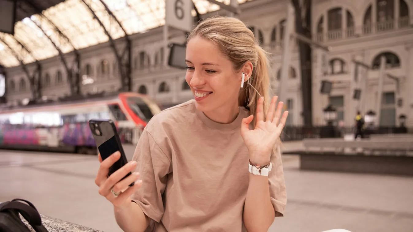 mobilozás mobil okostelefon videóhívás videochat szelfi selfie utazás pályaudvar búcsúzás